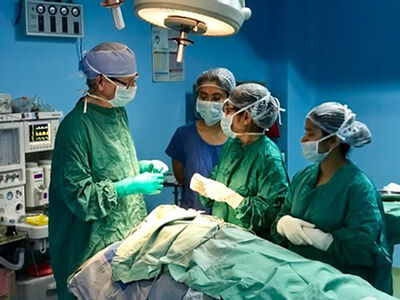 Mission Plasticos surgeon training local physicians